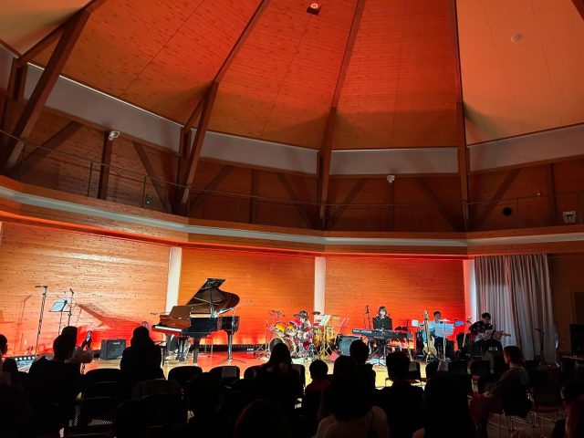 ⁡
⁡
CAKEWALK WINTER FESTIVAL、
終了しました！
⁡
みなさんの演奏素晴らしかったです。
出番前にドキドキしている様子のみんなが、ステージに上がる時にキリッとした顔に変わるのがとても印象的です。
とてもカッコよかったですよ✨
衣装や髪型を曲に合わせて揃えている方もいて、
大好きな曲へのイメージが伝わってきました◯
⁡
それぞれの演奏以外にも、
司会や進行のお手伝いやサポート演奏など、
お手伝いしてくれたみんなもありがとうございました！
保護者の方々や応援に来てくださったお友達やお客様もありがとうございました。
⁡
体調不良で参加出来なかった方もいました。
来年こそ一緒に演奏しましょうね💪
⁡
それではみなさん！
次に演奏したい曲はもう決まっているのかな？
またみんなの元気な演奏を聴けるのを楽しみにしています！
⁡
⁡
——————————
⁡
⁡
🪧三田ゆりのき台教室
兵庫県三田市ゆりのき台2-23-15
⁡
🪧三田西山教室(ドラム、サックスのみ)
兵庫県三田市西山
⁡
🪧川西教室
兵庫県川西市小戸3丁目17番15
⁡
ｰｰｰｰｰｰｰｰｰｰｰｰｰｰｰｰｰｰｰｰｰｰｰｰｰｰｰｰ
無料体験レッスン受付中です！
お気軽にご連絡ください。
079-565-7717
cakewalk.desk@gmail.com
ｰｰｰｰｰｰｰｰｰｰｰｰｰｰｰｰｰｰｰｰｰｰｰｰｰｰｰｰ
⁡
⁡
⁡
⁡
#ミュージックスクールケークウォーク #ケークウォーク
#cakewalk #musicschoolcakewalk #三田市の音楽教室 #川西市の音楽教室　
#ピアノ教室　#ギター教室　#ベース教室　#サックス教室　#ドラム教室　#りとみっく教室　#ボーカル教室　#クロマチックハーモニカ教室　#障がいを抱えた人の音楽教室