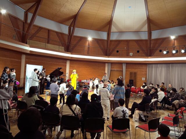 ⁡
⁡
無事に
Winter Festival for Young Musician
クラシックピアノ・アコースティックの部が終了しました❄️🎶
⁡
クラシックサロンでは、大曲に挑戦し、見事に仕上げた演奏がとても印象的でした。
一人ひとりが音楽としっかり向き合っていて、本当に素晴らしかったです。
⁡
ラテンパーカッションワークショップでは、さまざまなラテン楽器に触れ、
最後はラテン風「大きな栗の下で」をリズム3パートに分かれて演奏。
会場全体が一気に盛り上がりました🥁✨
⁡
個人の部では、みんなの「だいすきな曲」を、それぞれの思いを込めてパフォーマンス。
正解のない、自分らしい音楽がたくさんあふれる時間になりました。
⁡
ご参加いただいた皆さん、ありがとうございました🌿
⁡
------------------------------
⁡
⁡
⁡
⁡
𓈒 𓏸𓂃 𓈒𓏸 𓂃◌𓈒𓐍 𓈒 𓈒 𓏸 𓐍  𓂃 𓈒𓏸 𓂃◌𓈒𓐍 𓈒 　CAKEWALK WINTER FESTIVAL
  for young musician 𓈒 𓏸 𓐍  𓂃 𓈒𓏸 𓂃◌𓈒𓐍 𓈒 𓈒 𓏸 𓐍  𓂃 𓈒𓏸 𓂃◌𓈒
⁡
▶︎日 程：
2026年
1月10(土)13:00-16:00予定
1月12(月祝)11:00-16:00予定
⁡
▶︎場 所：有馬冨士記念公園 多目的ホール
⁡
⁡
⁡
《DAY:1》
1月10日(土)
【チーチョと打楽器】
【アコースティックの部】
⁡
《DAY:2》
1月12日(月祝)
【バンド編成の部】
⁡
⁡
------------------------------
⁡
⁡
🪧三田ゆりのき台教室
兵庫県三田市ゆりのき台2-23-15
⁡
🪧三田西山教室(ドラム、サックスのみ)
兵庫県三田市西山
⁡
🪧川西教室
兵庫県川西市小戸3丁目17番15
⁡
ｰｰｰｰｰｰｰｰｰｰｰｰｰｰｰｰｰｰｰｰｰｰｰｰｰｰｰｰ
無料体験レッスン受付中です！
お気軽にご連絡ください。
079-565-7717
cakewalk.desk@gmail.com
ｰｰｰｰｰｰｰｰｰｰｰｰｰｰｰｰｰｰｰｰｰｰｰｰｰｰｰｰ
⁡
⁡
⁡
⁡
#音楽教室　#musicschool